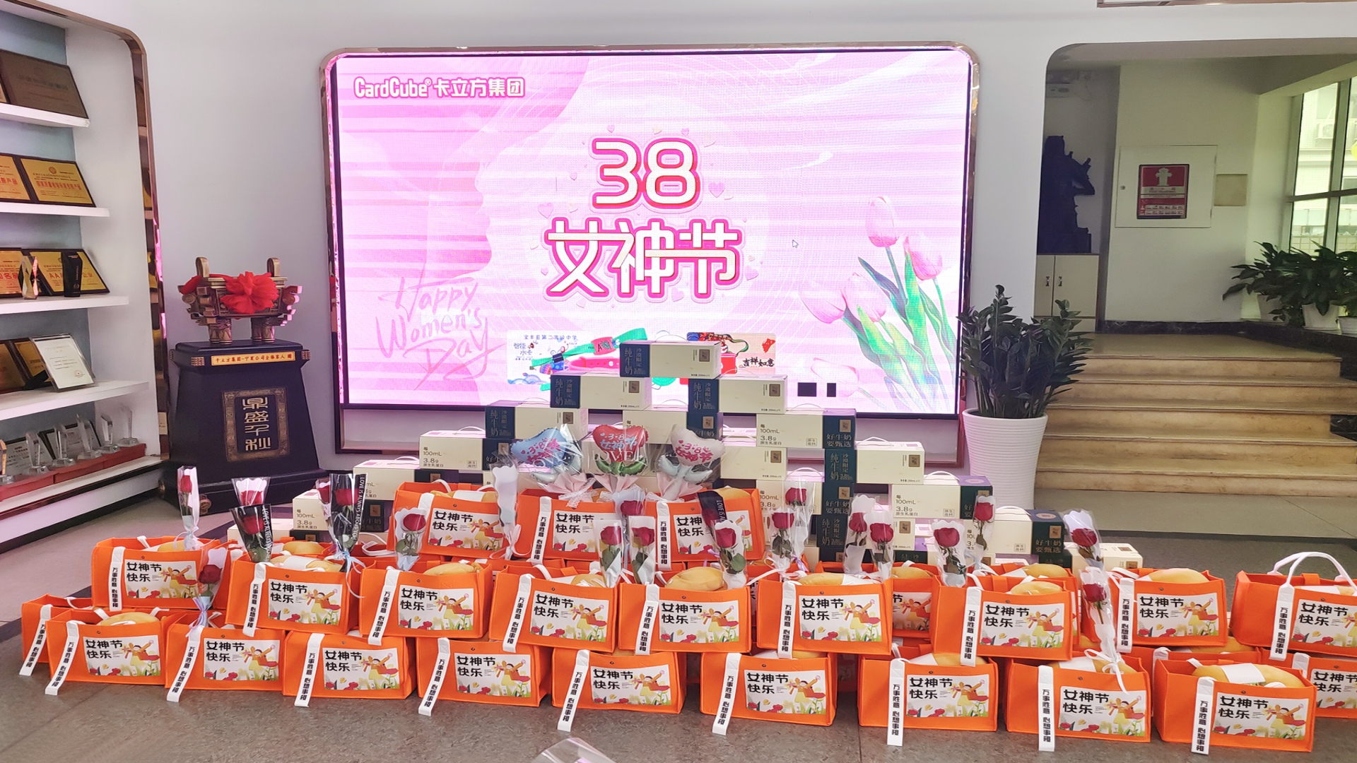 88858cc永利集团智能卡工厂腕带厂家：以花为礼，，，，，，致敬每一位 “女神”